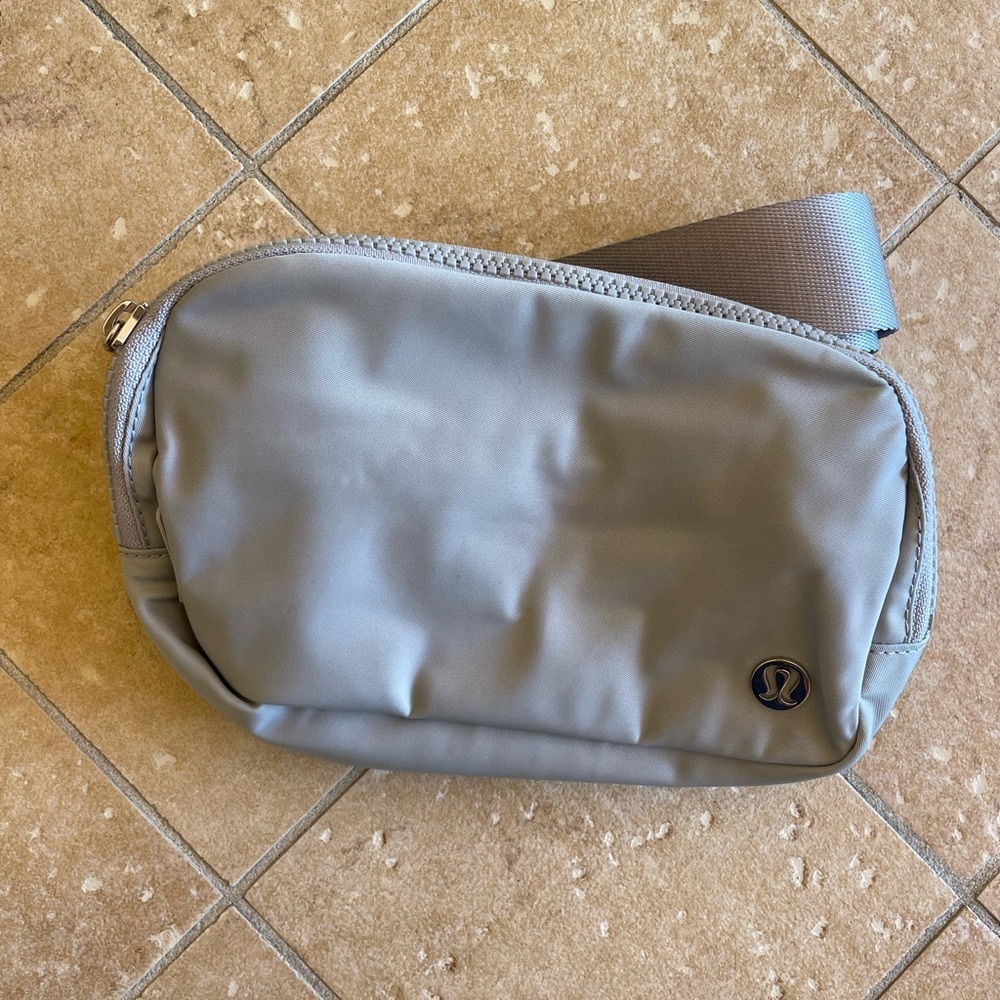 Lululemon Everywhere belt bag